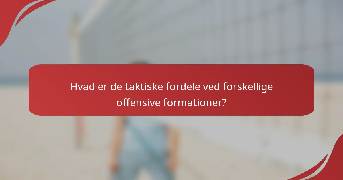Hvad er de taktiske fordele ved forskellige offensive formationer?