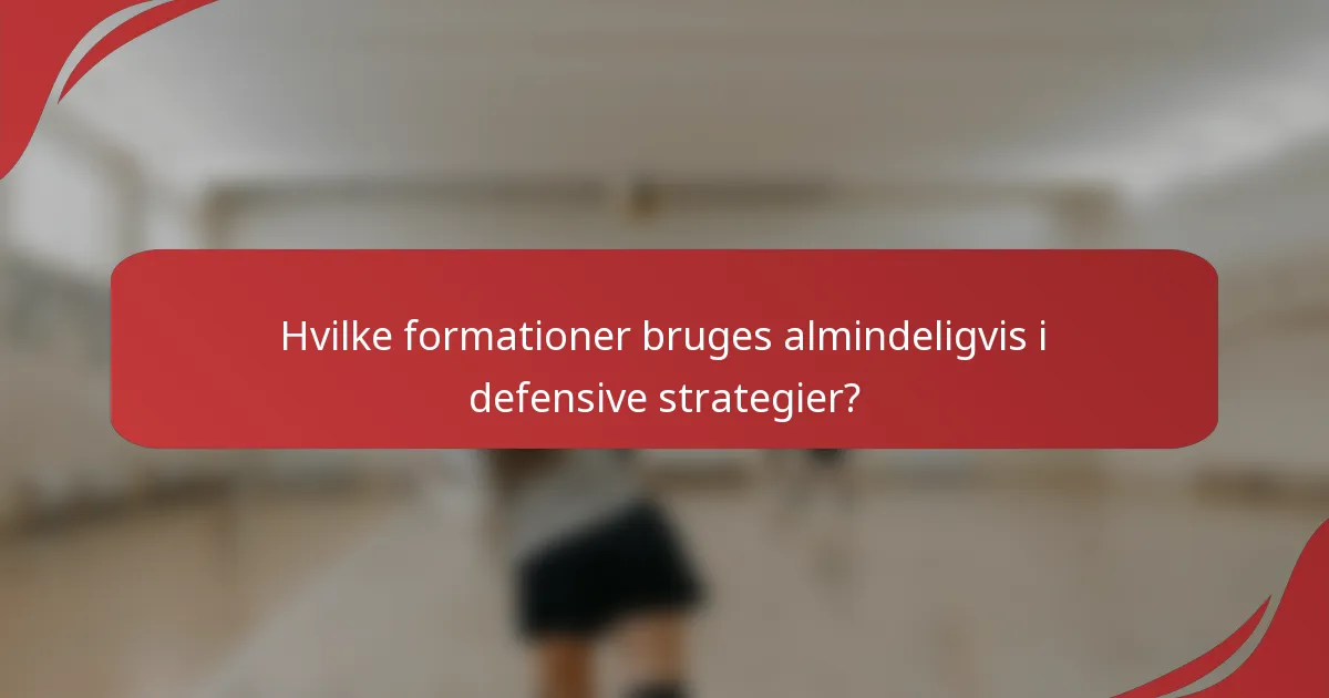 Hvilke formationer bruges almindeligvis i defensive strategier?